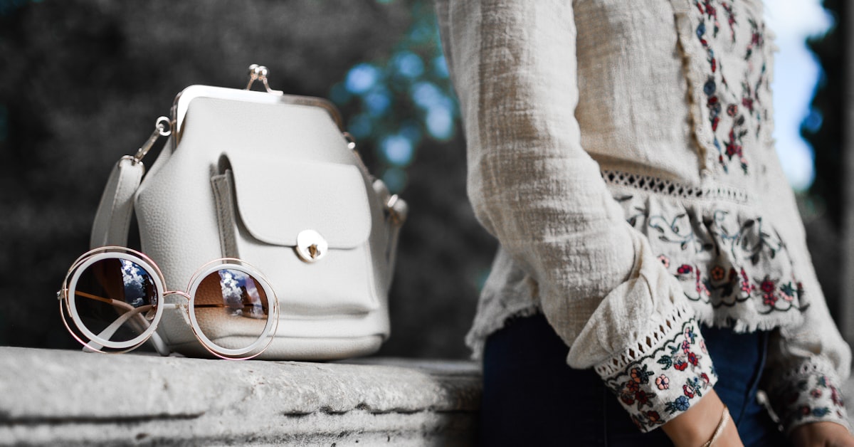 Mulher com look casual chique, combinando peças básicas de forma elegante