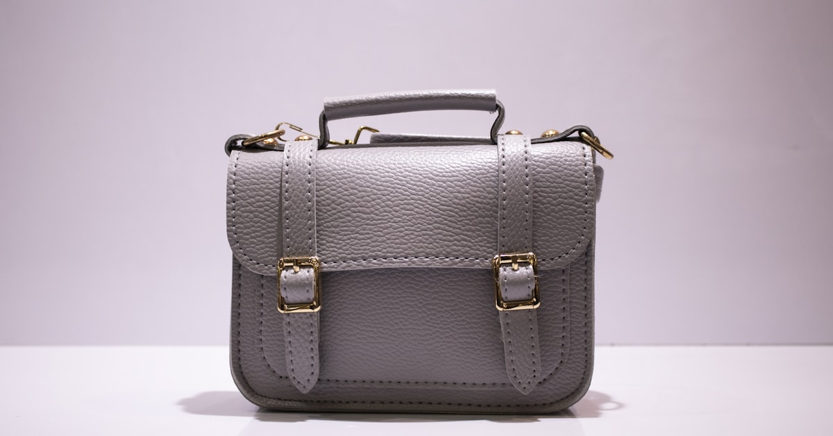 Mulher segurando uma bolsa elegante em look estiloso